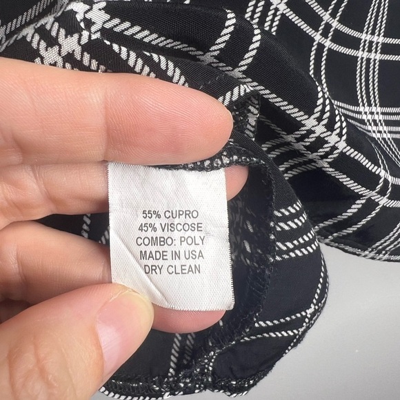 Slate & Willow Black and White Check Short Sleeve Top with Contrast Collar - Picture 4 of 4